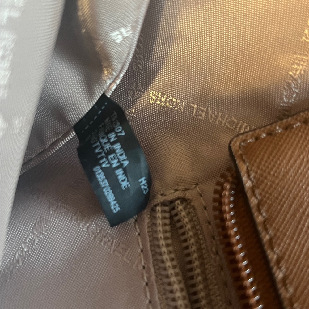 Michael Kors signature Jet set Tote - Picture 13 of 13